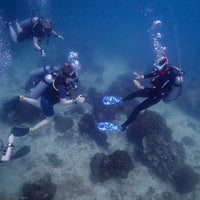 dive-master-with-his-students-underwater