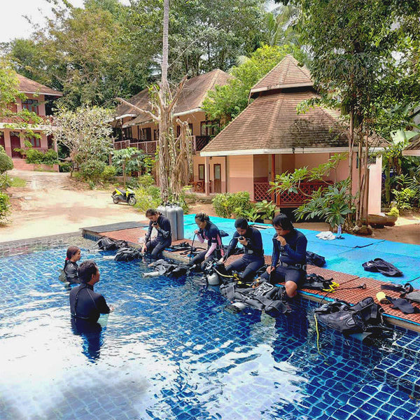 open-water-diver-course-in-pool-coral-grand-divers-training-pool
