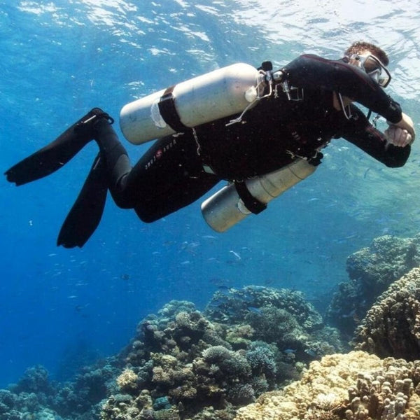 sidemount-diver-with-two-tanks-specialty-padi-course